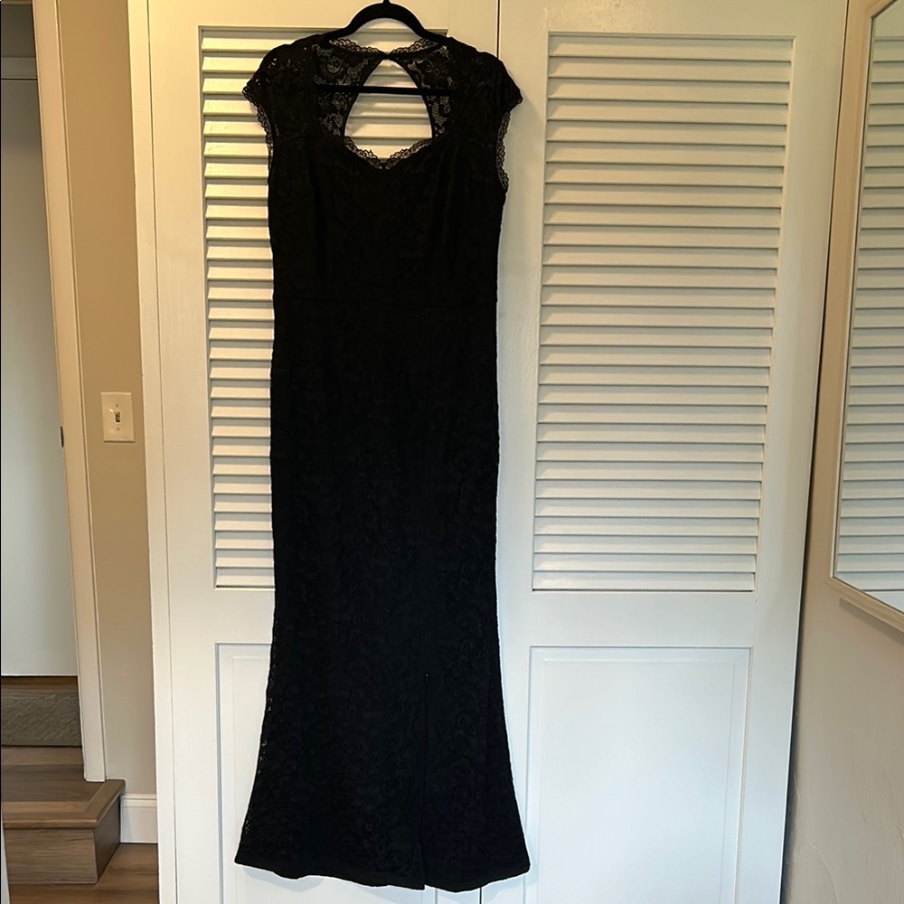 Black Sleeveless Crew Neck Cocktail Gown